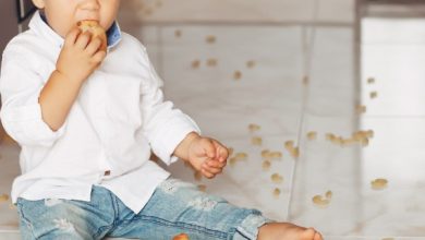 آیا قاشق سیلیکونی بهترین انتخاب برای شروع غذای کمکی نوزاد است؟