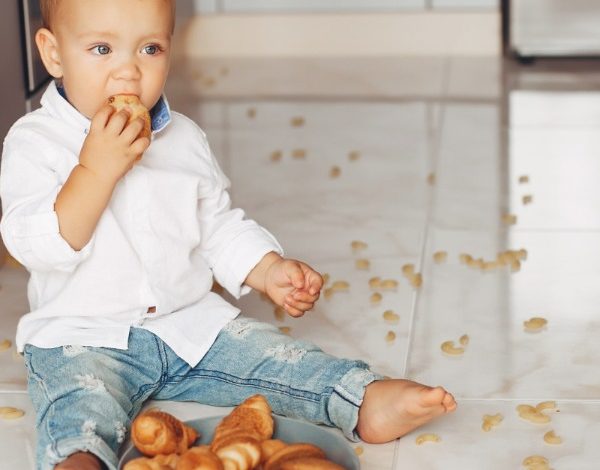 آیا قاشق سیلیکونی بهترین انتخاب برای شروع غذای کمکی نوزاد است؟